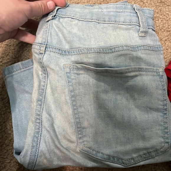 Light wash jeans size 9 - Picture 2 of 4
